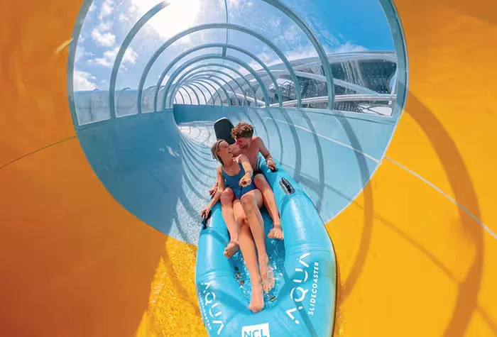 Passageiros no Aqua Slidecoaster do Norwegian Luna